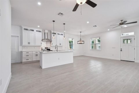 House in Tampa, Florida 3 bedrooms, 165.46 sq.m. № 1193933 - photo 8