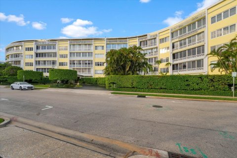 Condo in Palm Beach, Florida, 2 bedrooms  № 936476 - photo 16