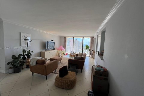 Condo in Sunny Isles Beach, Florida, 2 bedrooms  № 1240115 - photo 4