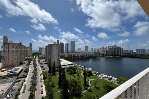 Condo in Sunny Isles Beach, Florida, 2 bedrooms  № 1240115 - photo 1