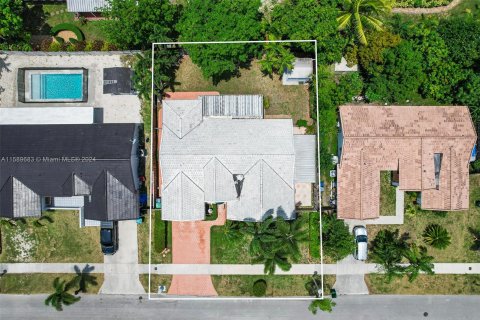 House in Miami, Florida 3 bedrooms, 187.66 sq.m. № 1179967 - photo 9