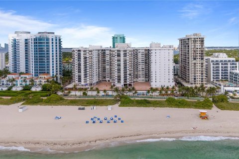 Condo in Miami Beach, Florida, 1 bedroom  № 1291441 - photo 29