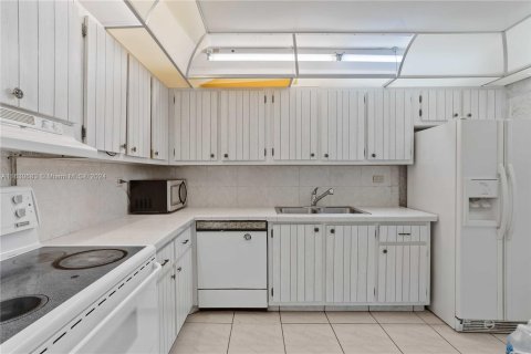 Condo in Miami Beach, Florida, 1 bedroom  № 1291441 - photo 16