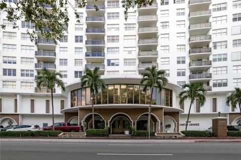 Condo in Miami Beach, Florida, 1 bedroom  № 1291441 - photo 25