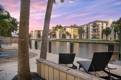 Villa ou maison à louer à Fort Lauderdale, Floride: 4 chambres, 293.39 m2 № 495928 - photo 11