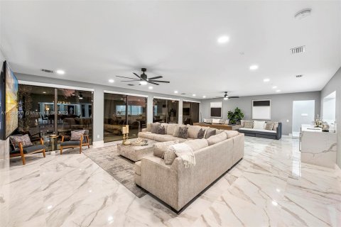 Villa ou maison à louer à Fort Lauderdale, Floride: 4 chambres, 293.39 m2 № 495928 - photo 17