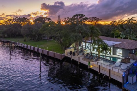 Villa ou maison à louer à Fort Lauderdale, Floride: 4 chambres, 293.39 m2 № 495928 - photo 1