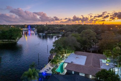 Villa ou maison à louer à Fort Lauderdale, Floride: 4 chambres, 293.39 m2 № 495928 - photo 3