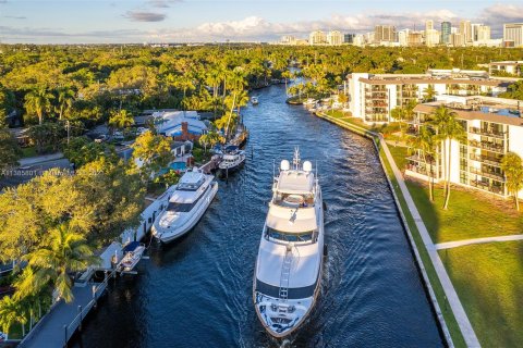 Villa ou maison à louer à Fort Lauderdale, Floride: 4 chambres, 293.39 m2 № 495928 - photo 2