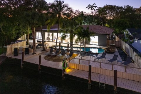 Villa ou maison à louer à Fort Lauderdale, Floride: 4 chambres, 293.39 m2 № 495928 - photo 10