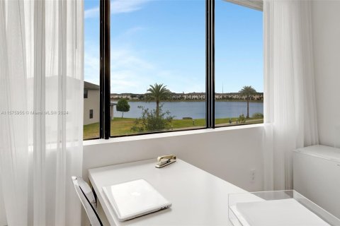 Casa en venta en Miami Lakes, Florida, 5 dormitorios, 283.35 m2 № 1147141 - foto 10