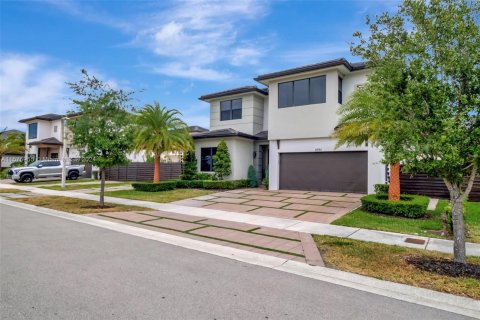 Casa en venta en Miami Lakes, Florida, 5 dormitorios, 283.35 m2 № 1147141 - foto 18