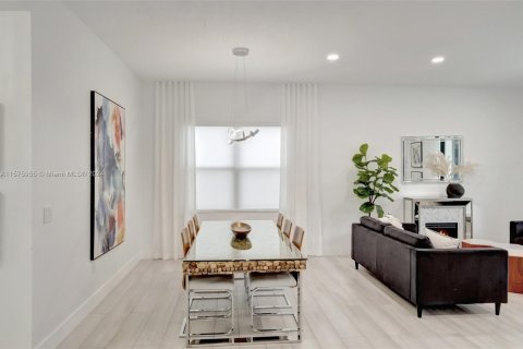 Casa en venta en Miami Lakes, Florida, 5 dormitorios, 283.35 m2 № 1147141 - foto 24