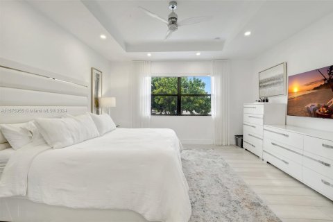 House in Miami Lakes, Florida 5 bedrooms, 283.35 sq.m. № 1147141 - photo 12