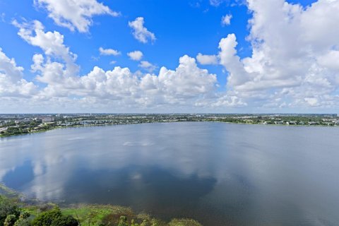 Copropriété à louer à West Palm Beach, Floride: 2 chambres, 100.8 m2 № 760967 - photo 1