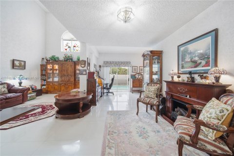 Villa ou maison à vendre à Miami, Floride: 3 chambres, 215.9 m2 № 1331112 - photo 3