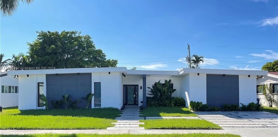 House in Miami, Florida 4 bedrooms, 255.57 sq.m. № 1206676