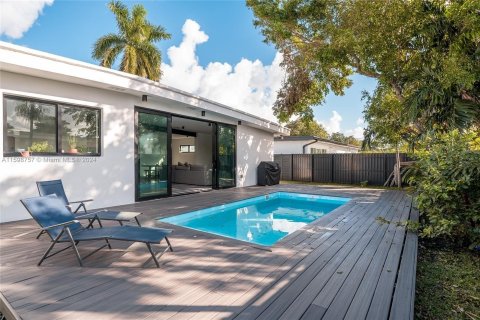 House in Miami, Florida 4 bedrooms, 255.57 sq.m. № 1206676 - photo 2