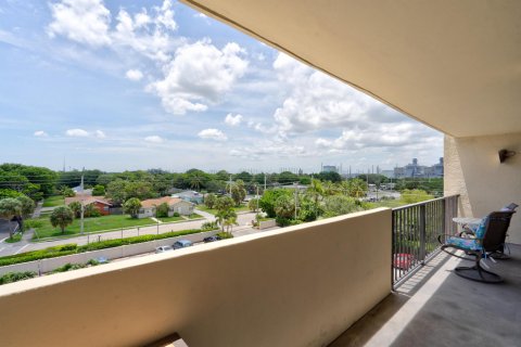 Condo in West Palm Beach, Florida, 2 bedrooms  № 585982 - photo 6