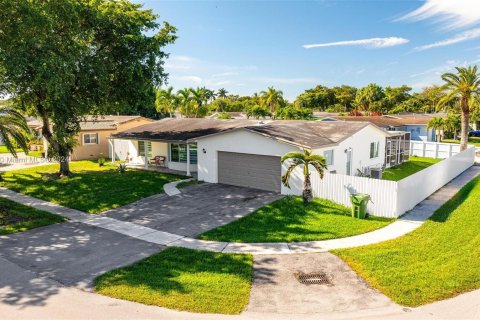 House in Pembroke Pines, Florida 4 bedrooms, 175.86 sq.m. № 986303 - photo 1