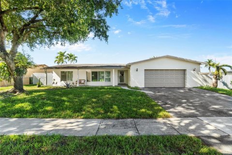 House in Pembroke Pines, Florida 4 bedrooms, 175.86 sq.m. № 986303 - photo 3
