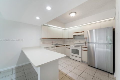 Condo in Miami, Florida, 3 bedrooms  № 1402742 - photo 16