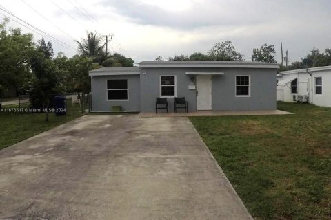 House in North Miami Beach, Florida 3 bedrooms, 80.45 sq.m. № 1402697 - photo 1