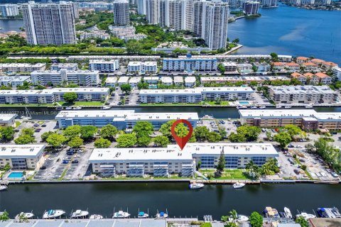 Condominio en venta en North Miami Beach, Florida, 1 dormitorio № 567947 - foto 2