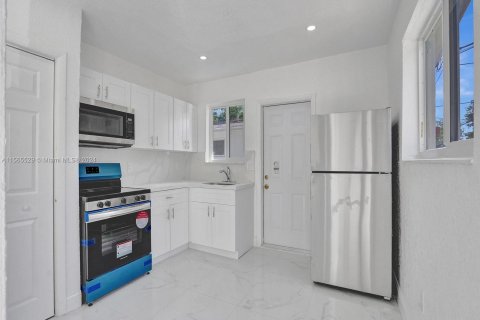 Immobilier commercial à vendre à North Miami Beach, Floride: 140.47 m2 № 1101782 - photo 1