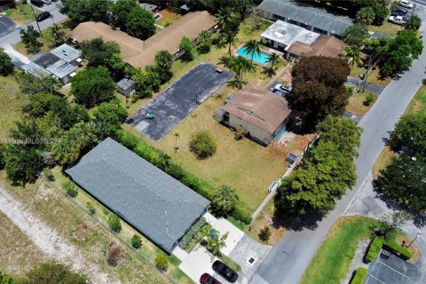 Купить коммерческую недвижимость в Помпано-Бич, Флорида 183.3м2, № 1162534 - фото 3