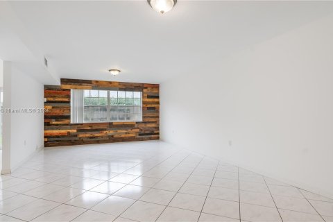 House in Miami, Florida 3 bedrooms, 156.73 sq.m. № 1315616 - photo 8