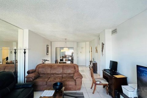 Condo in Sunny Isles Beach, Florida, 1 bedroom  № 780035 - photo 9