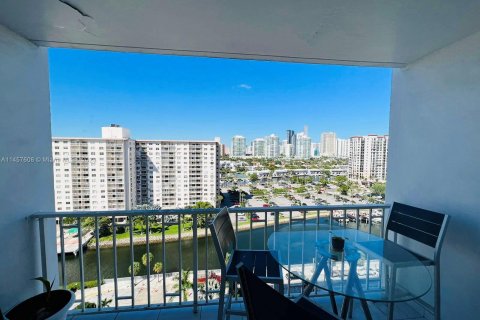 Condo in Sunny Isles Beach, Florida, 1 bedroom  № 780035 - photo 5