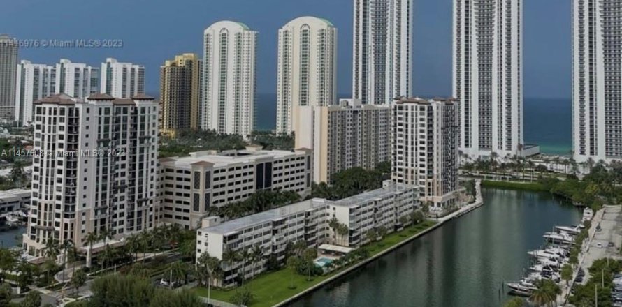 Condo in Sunny Isles Beach, Florida, 1 bedroom  № 780035