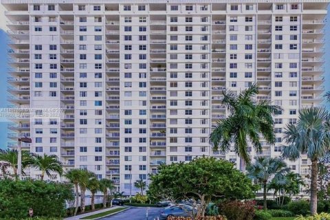 Condo in Sunny Isles Beach, Florida, 1 bedroom  № 780035 - photo 4