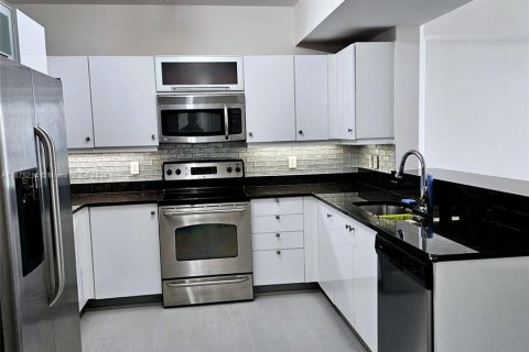 Condo in Miami, Florida, 3 bedrooms  № 1399047 - photo 2