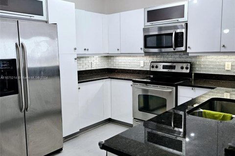 Condo in Miami, Florida, 3 bedrooms  № 1399047 - photo 3