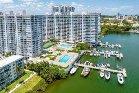 Condo in Aventura, Florida, 3 bedrooms  № 1229019 - photo 1