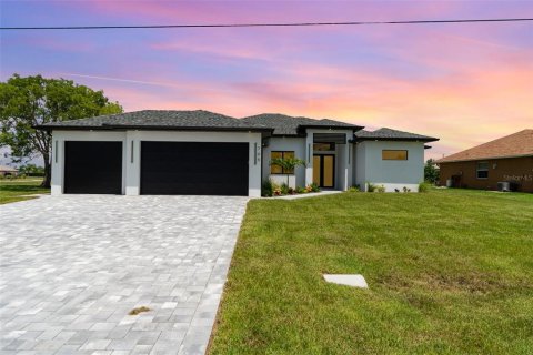 Villa ou maison à vendre à Cape Coral, Floride: 4 chambres, 194.91 m2 № 1324229 - photo 1