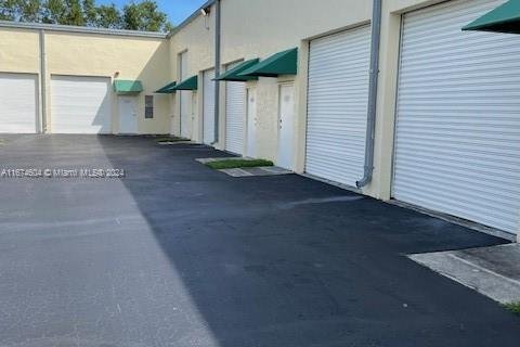 Propiedad comercial en venta en Miami, Florida № 1397838 - foto 2