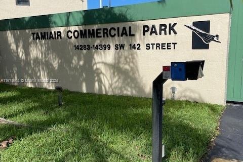 Propiedad comercial en venta en Miami, Florida № 1397838 - foto 1