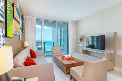 Copropriété à vendre à Hollywood, Floride: 2 chambres, 104.61 m2 № 818768 - photo 1