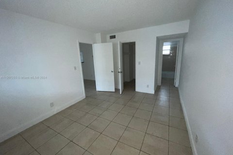 Condominio en venta en Hallandale Beach, Florida, 1 dormitorio, 58.06 m2 № 991107 - foto 9