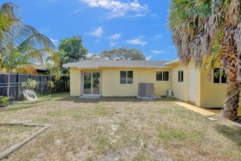House in Lauderhill, Florida 5 bedrooms, 157 sq.m. № 1146547 - photo 14
