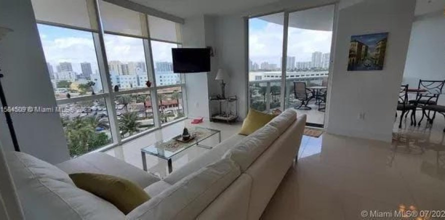 Condominio en Sunny Isles Beach, Florida, 2 dormitorios  № 918095