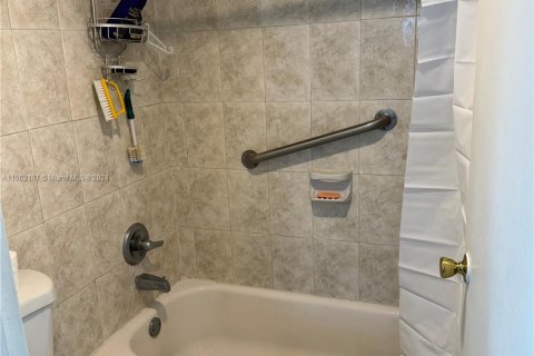 Condo in Miami, Florida, 1 bedroom  № 1366983 - photo 14