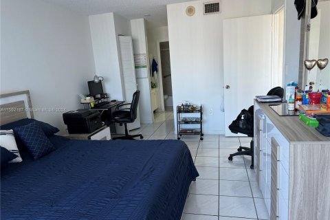 Condo in Miami, Florida, 1 bedroom  № 1366983 - photo 13