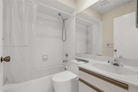 Condo in Miami, Florida, 3 bedrooms  № 1400231 - photo 13