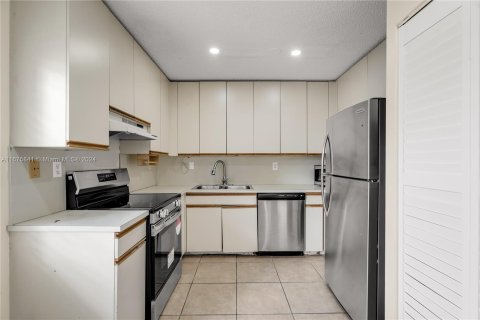 Condo in Miami, Florida, 3 bedrooms  № 1400231 - photo 5