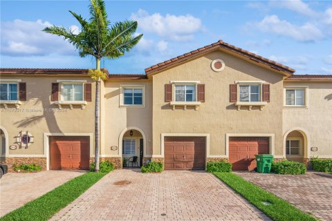 Townhouse in Cutler Bay, Florida 3 bedrooms, 158.4 sq.m. № 1399009 - photo 1